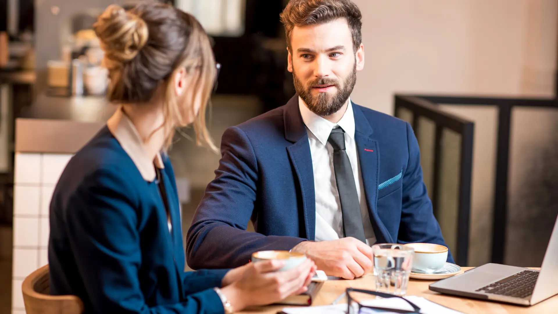 Kadın ile erkek evlilik beklentileri ile ilgili sohbet ediyorlar.