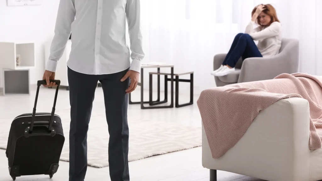 Bir kadın koltukta oturmuş başını dizlerinni üzerine koymuş.Bir erketde bavul le evden ayrılıyor