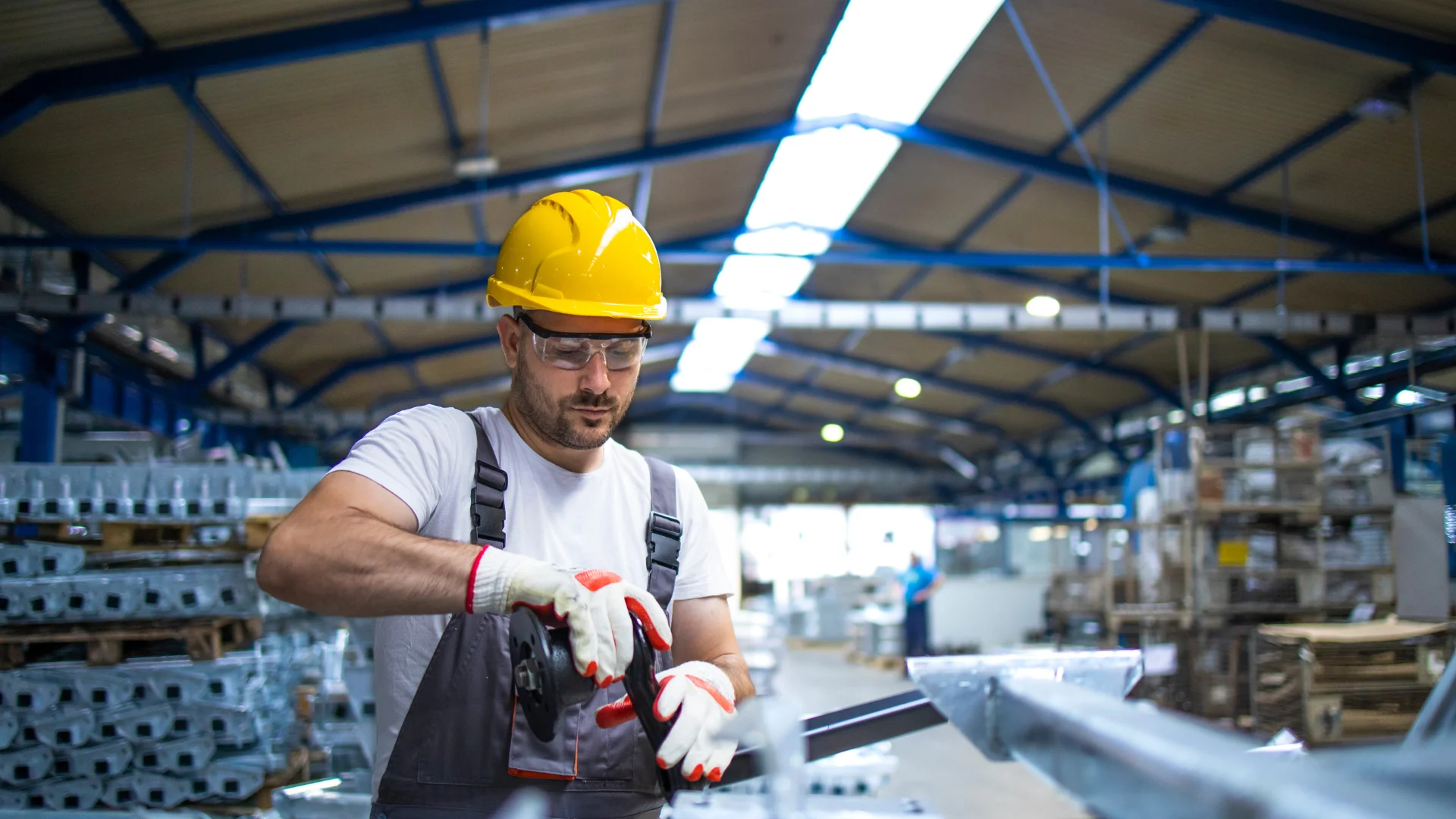 Kafasında baret gözünde koruyucu gözlük ile çalışan bir işçi