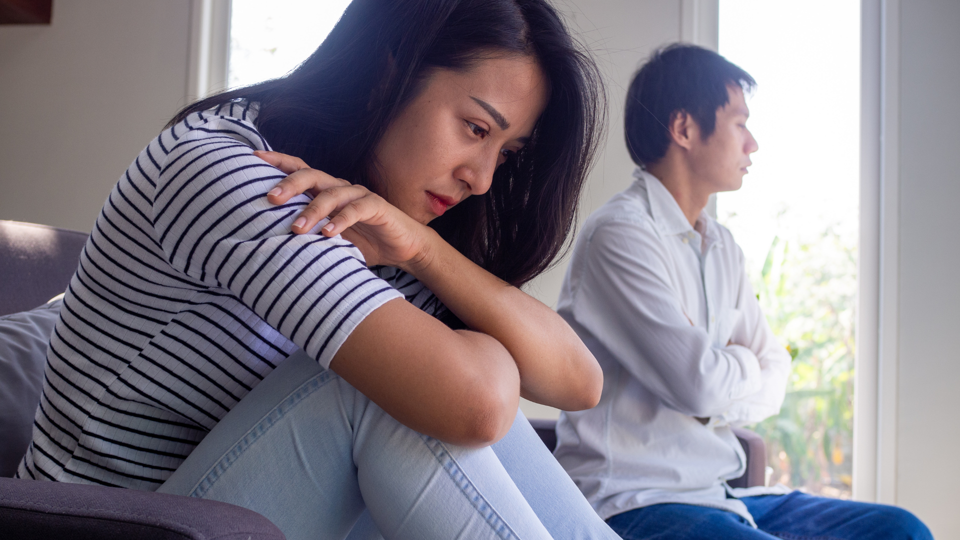 Erkek kollarını bağlamış dışarıya bakıyor .Kadın ise yanında kollarını dizlerine koymuş başınıda kollarına koymuş