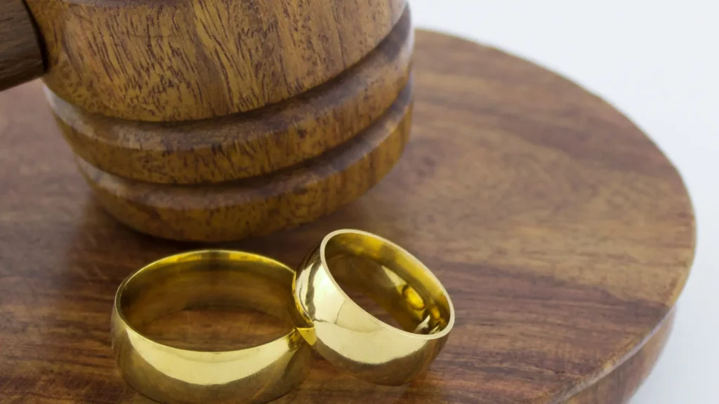 Tokmak üzerinde iki adet yüzük var