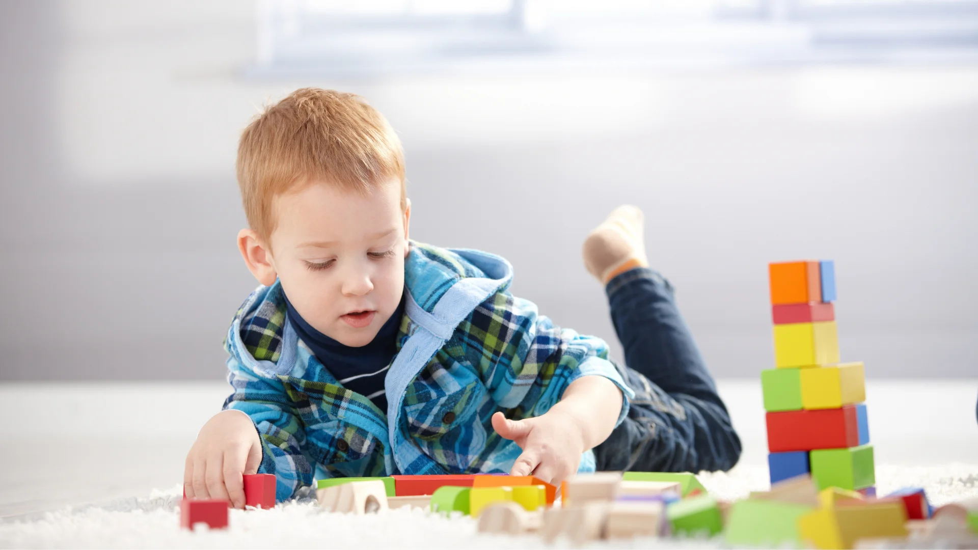 Oyuncaklarıyla oynayan bir çocuk var