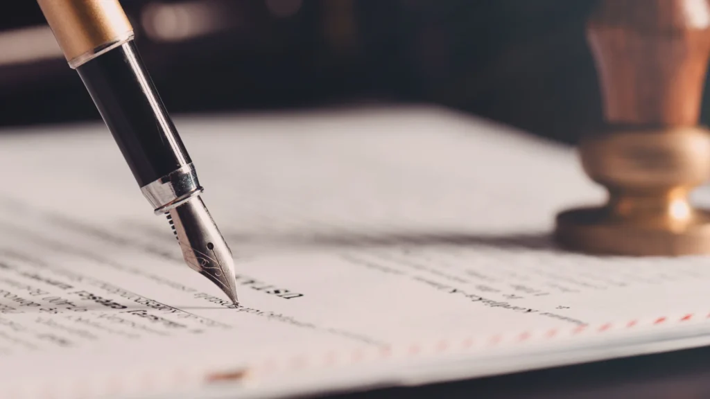 Bir evrak ve üzerinde mühür var .Kalem ile birşeyler yazılıyor