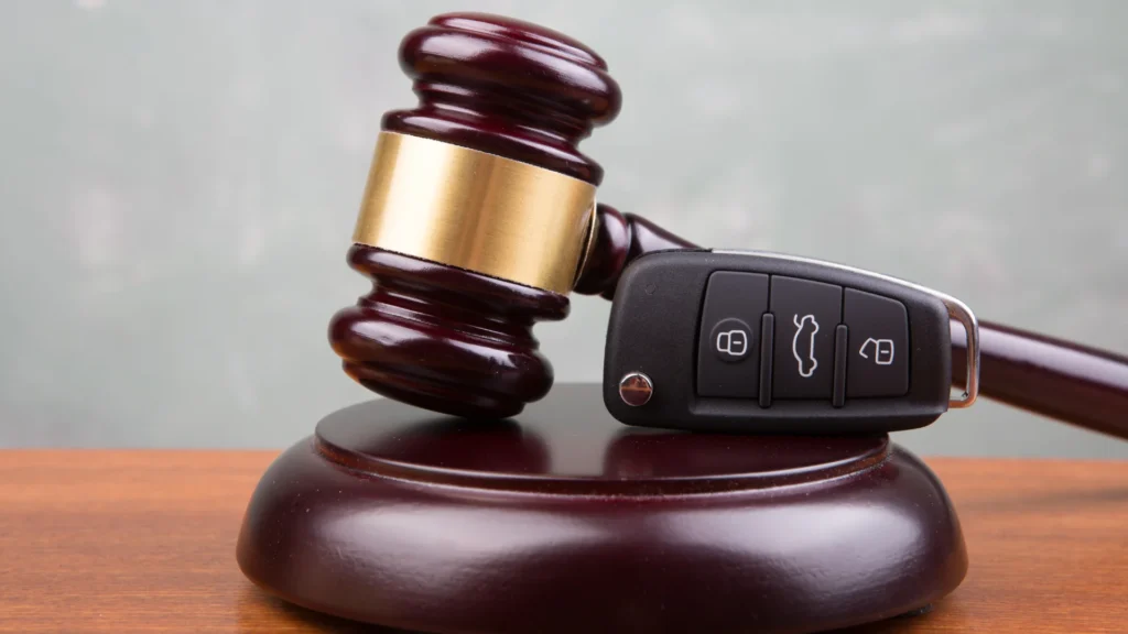 bir tokmağın üzerinde araba anahtarı var