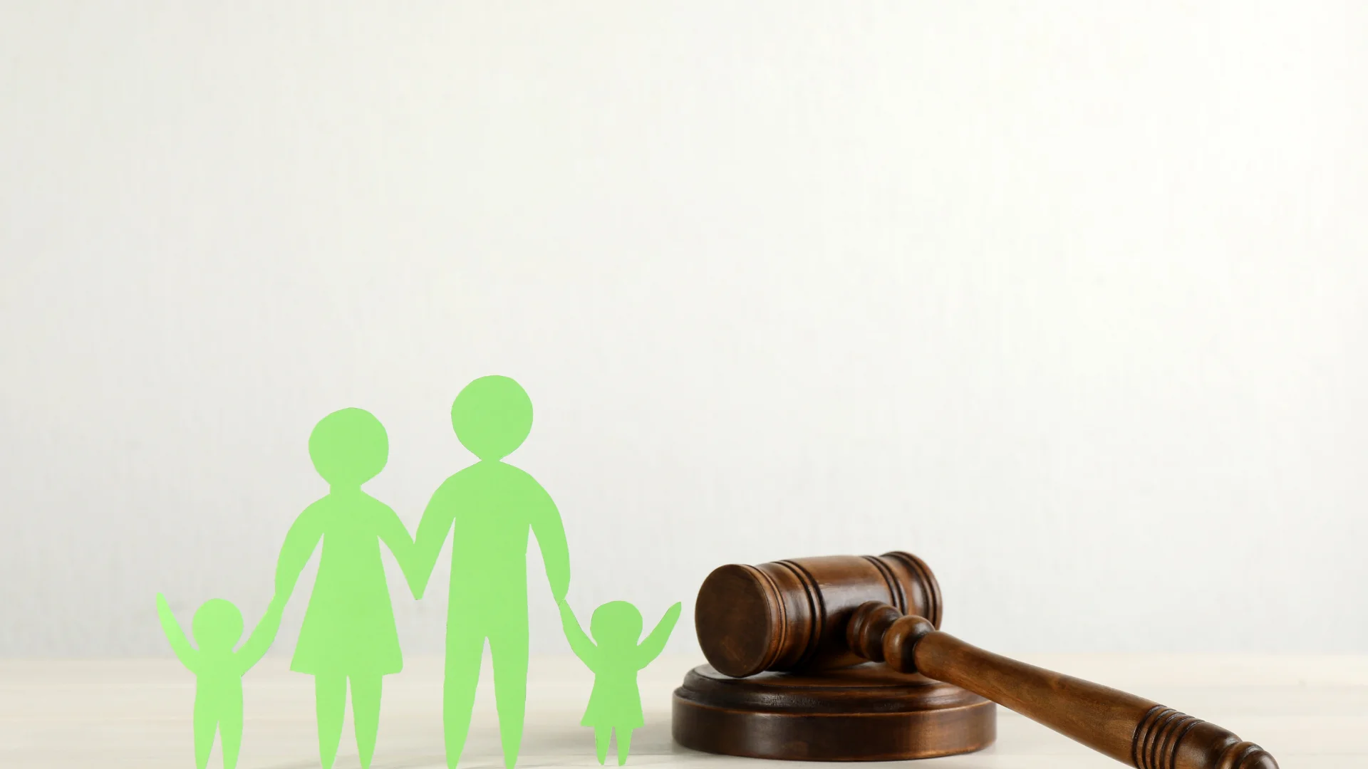 kağıttan yapılmış el ele tutuşan anne baba ve iki çocuk var.Ayrıca birde tokmak var