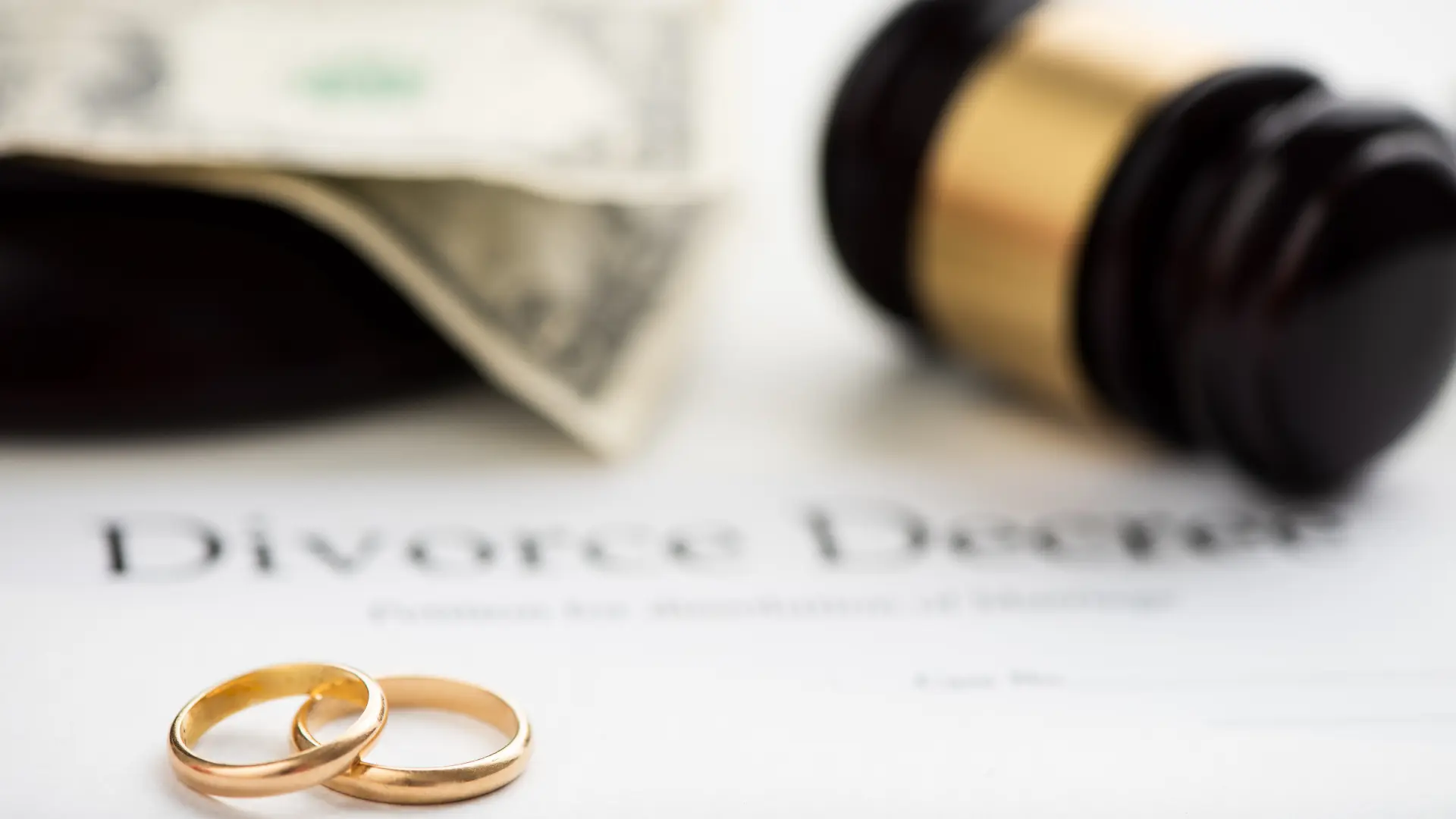 boşanma evrağı üzerinde bir miktar para ,tokmak ve iki yüzük var