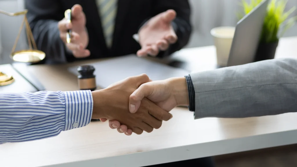 İki kişi arabulucu önünde toklaşıyor