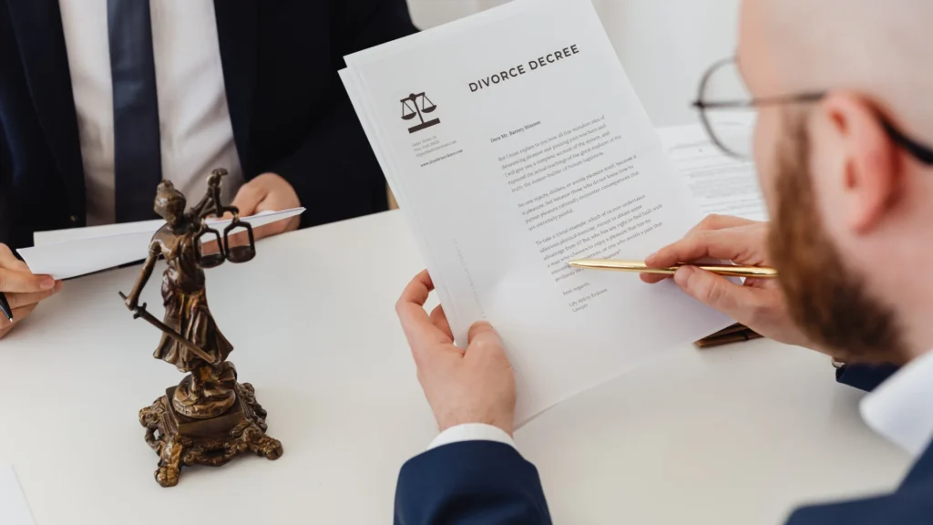 Avukat boşanma evrağını inceliyor