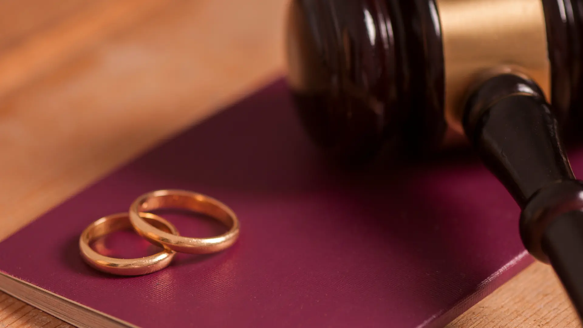 Evlilik cüzdanı üzerinde iki yüzük bir tokmak var